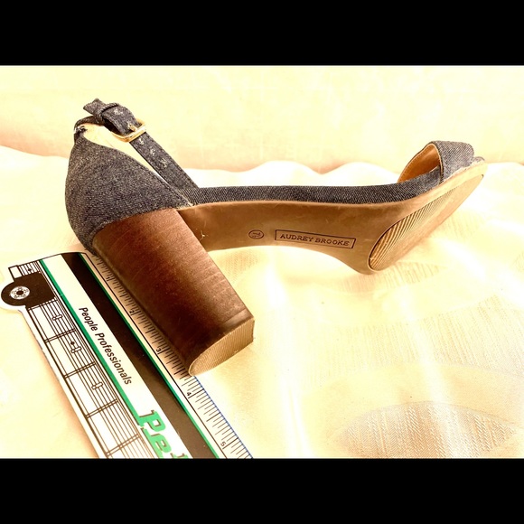 👠 Blue Jean One Toe Audrey Brooke Block Heels, Size 7.5 - Picture 2 of 4